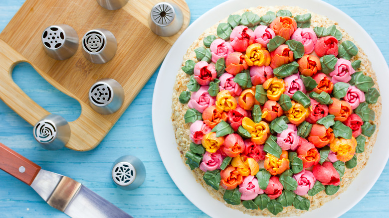 Decorated cake with Russian tips