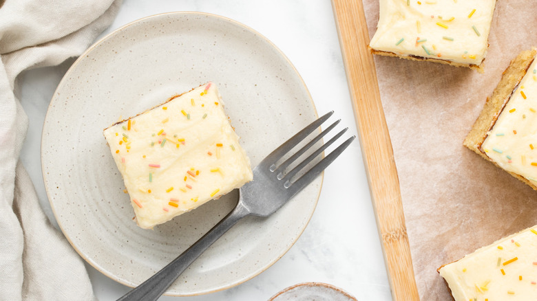 sheet pan vanilla cake slice