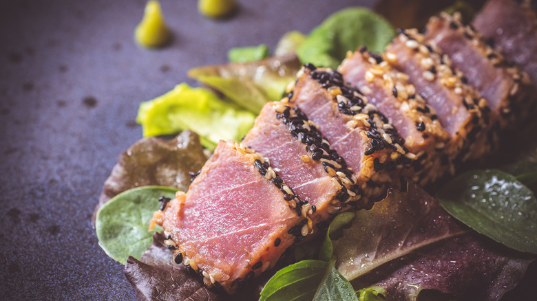 seared ahi tuna slices