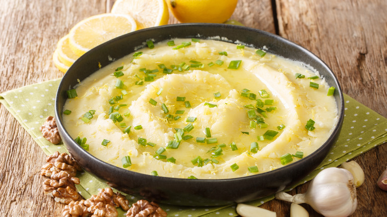 bowl of skordalia