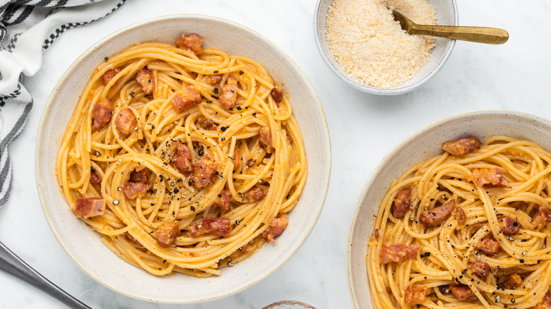 spaghetti carbonara on plate 