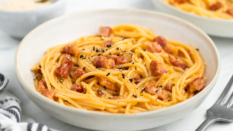 spaghetti carbonara on plate 