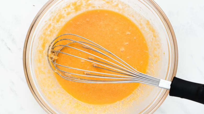 sauce in bowl 