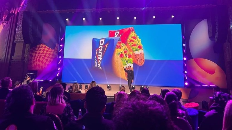 Live Más event with crowd