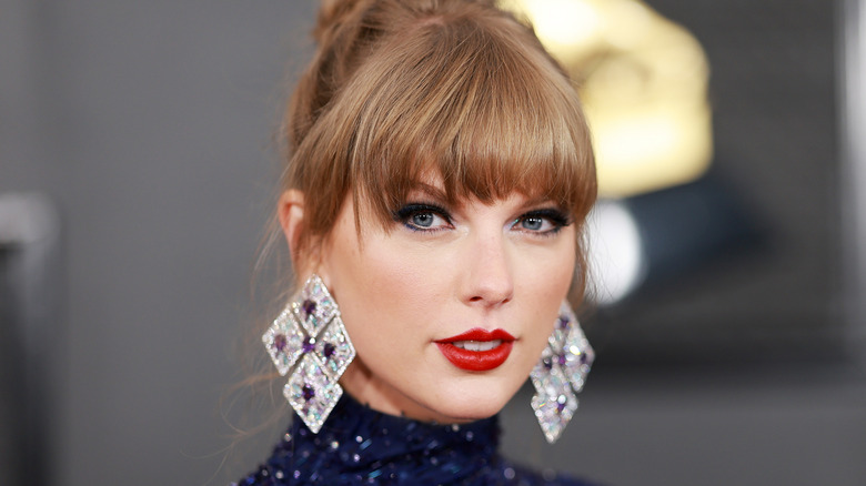 Taylor Swift poses at event
