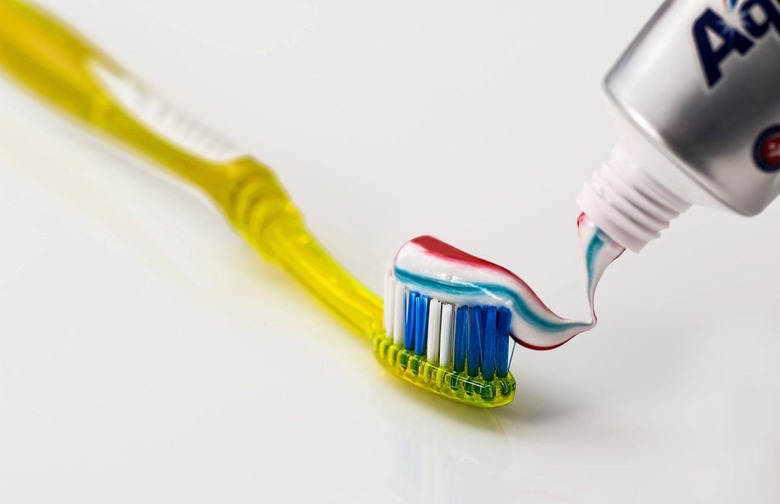 Teeth whitener