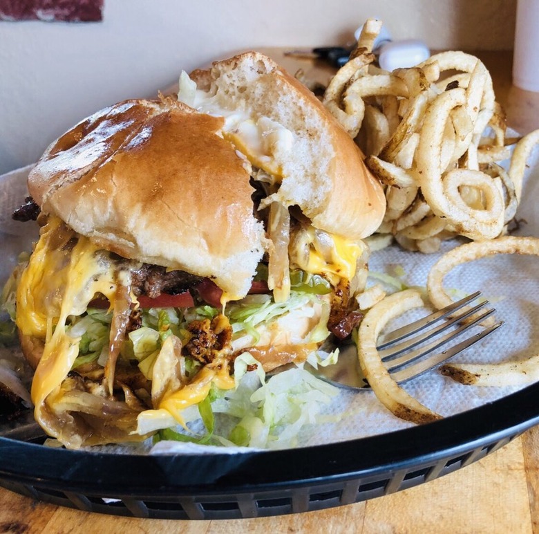 #26 Cheeseburger, Nic's Grill (Oklahoma City, Oklahoma)