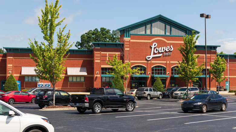 Outside of Lowes Food store
