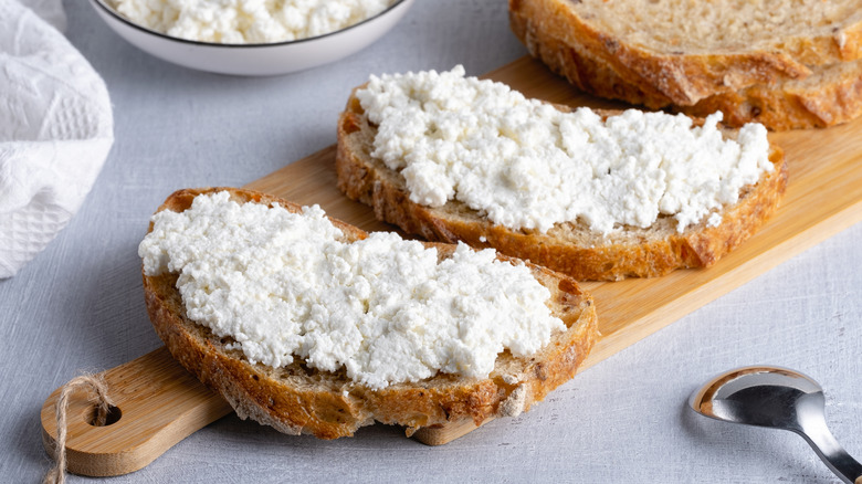 Pieces of bread with cottage cheese on top