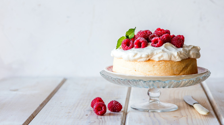 angel food cake with raspberries