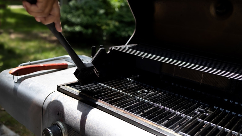 Cleaning grill grates with a grill brush