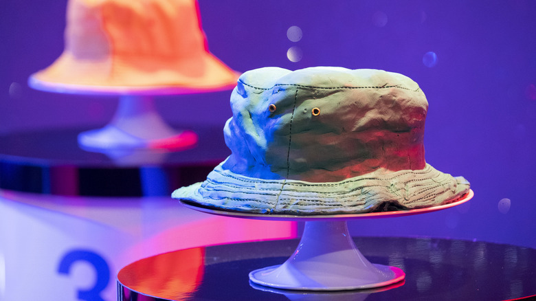 hat cake