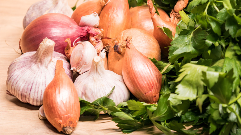 Shallots, garlic, onions