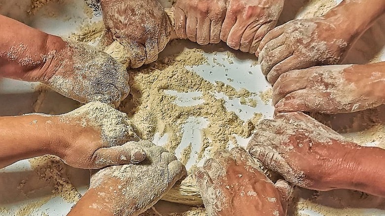 hands forming cetenija