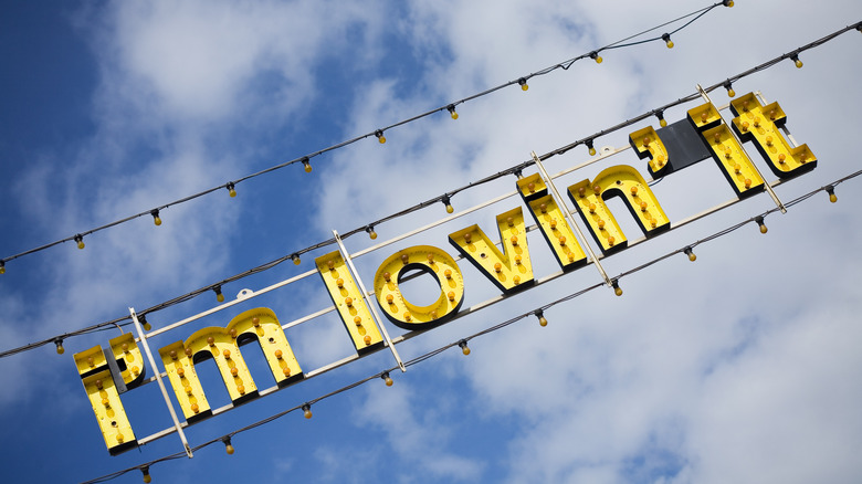 "I'm lovin' it" slogan sign