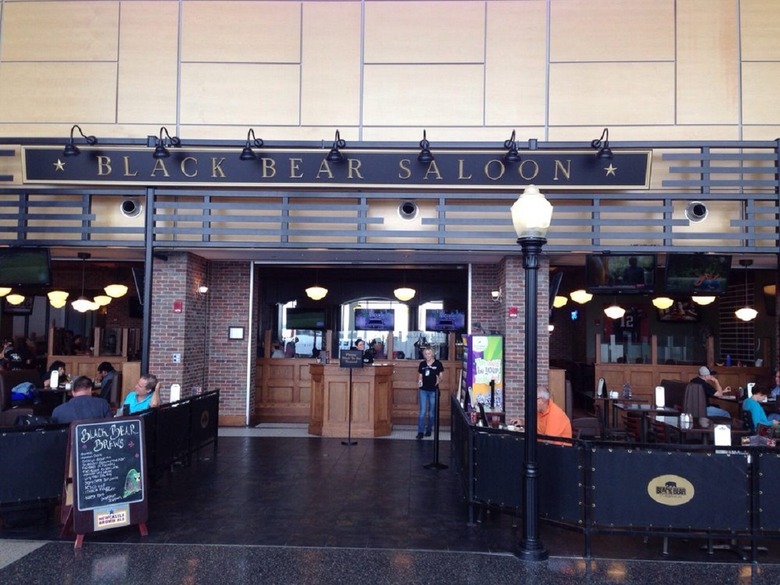 Connecticut: Black Bear Saloon (Bradley International Airport)