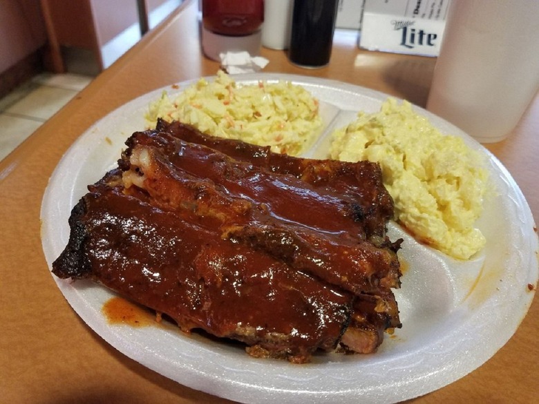 Tennessee: Neely's Interstate Bar-B-Que (Memphis International Airport)