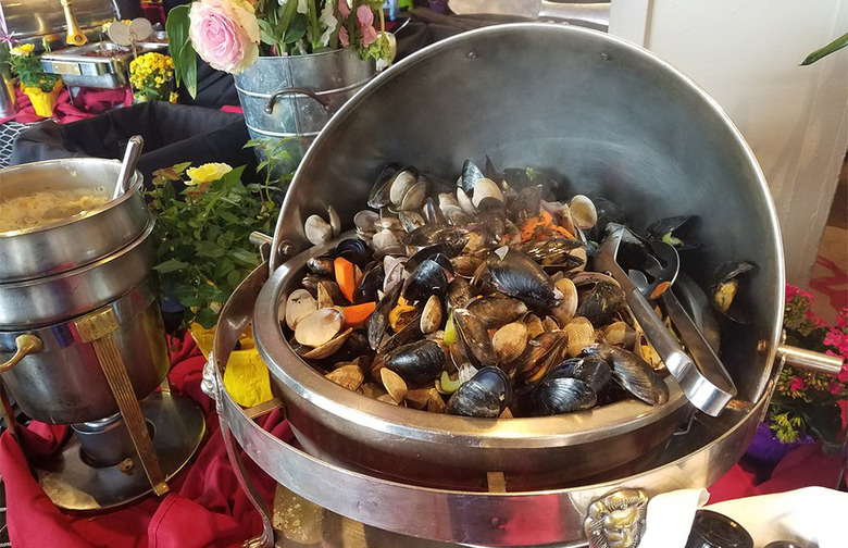 Washington: Salty's on Alki Beach (Seattle) 