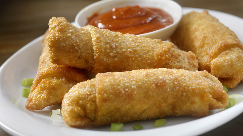 egg rolls with dipping sauce