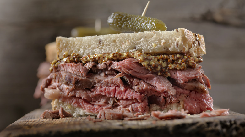 roast beef sandwich with mustard