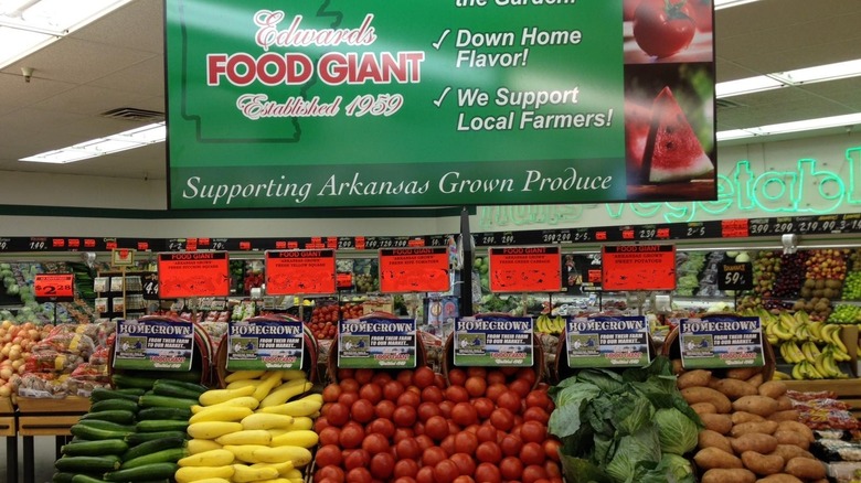 Edwards Food Giant interior