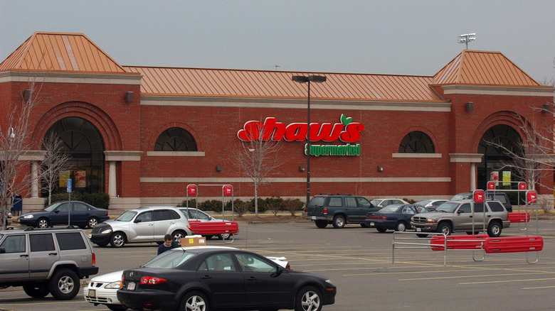Shaw's supermarket exterior