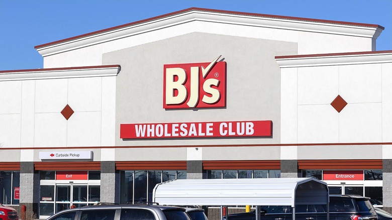 BJ's store exterior