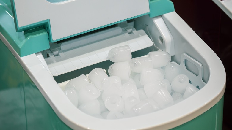 Countertop ice machine