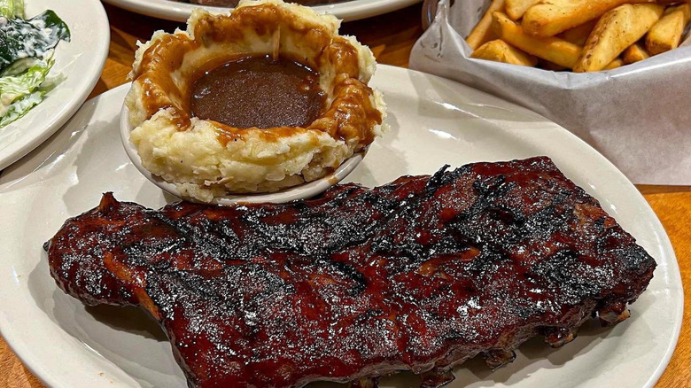 Texas Roadhouse plate of ribs and mashed potatoes