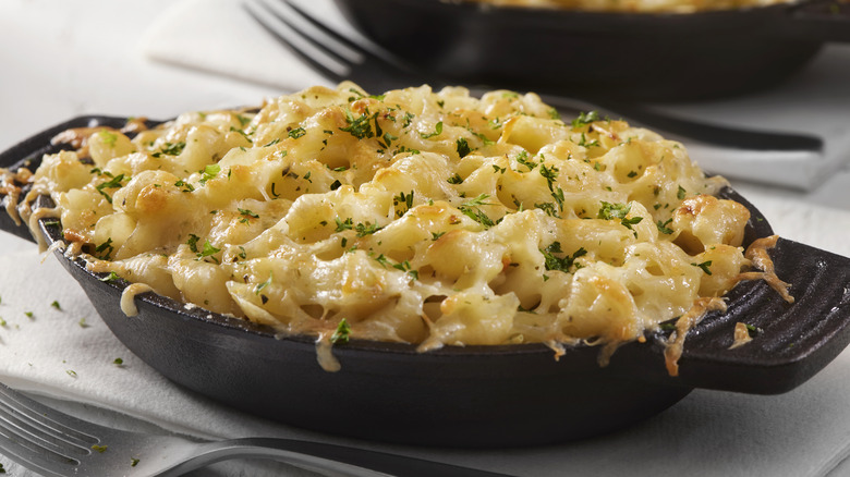 mac and cheese in cast iron dish