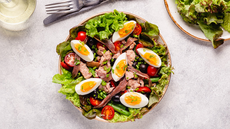 bowl of Niçoise salad
