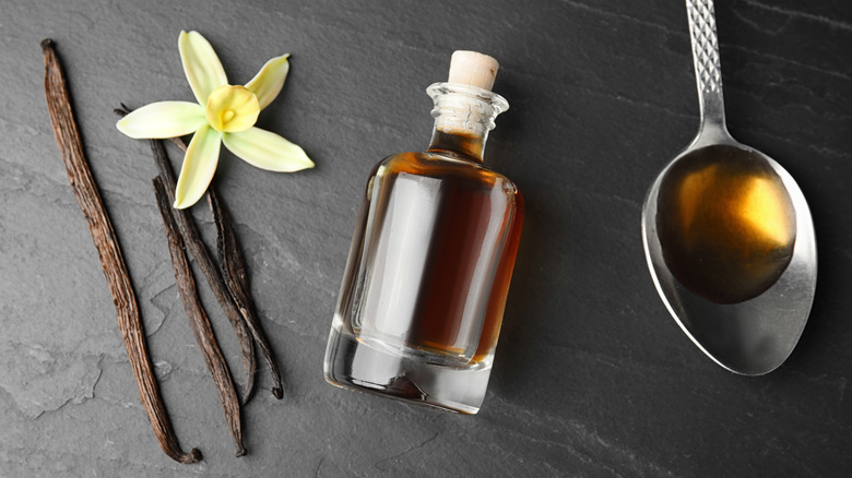 vanilla beans and vanilla extract 