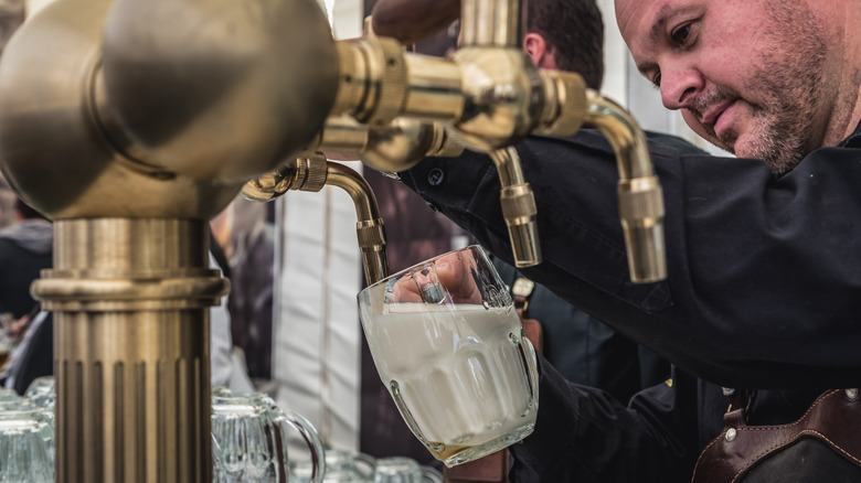Bartender doing the mlíko pour
