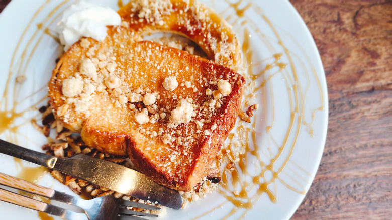 French toast with caramel sauce