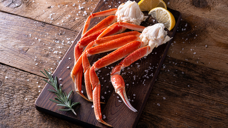 Crab legs with lemon