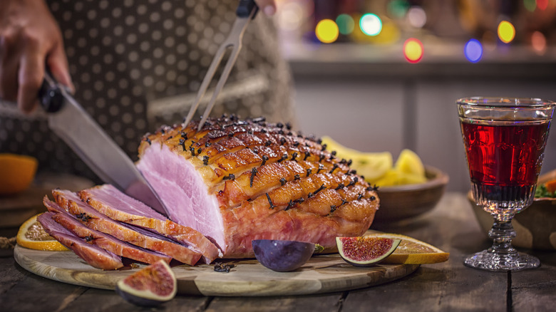 carving glazed ham