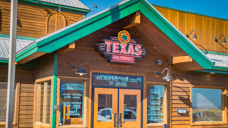Texas roadhouse building sign