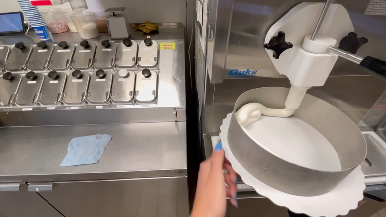 Cake mold with ice cream