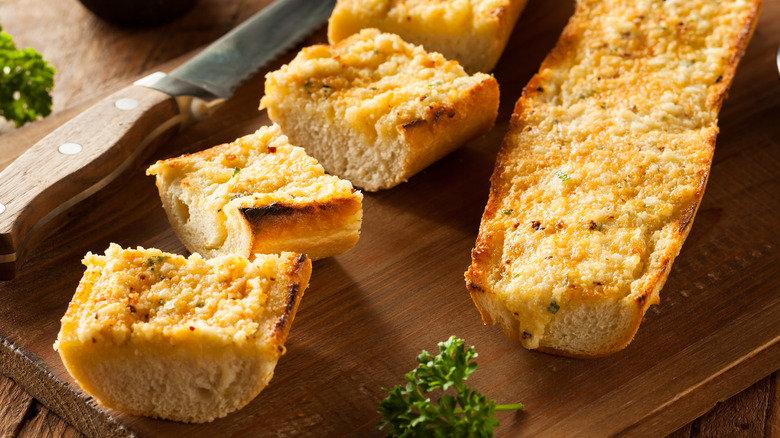 garlic bread on cutting board