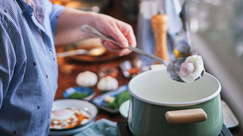 Poaching eggs in a pot