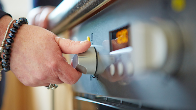 hand setting oven temperature