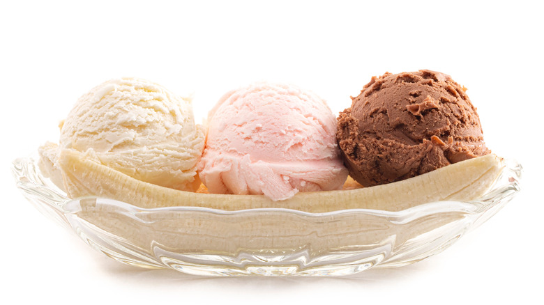 banana split in glass dish