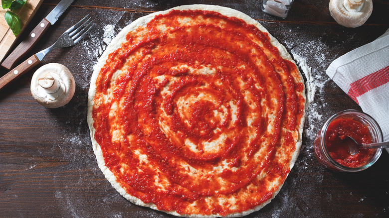 Overview of sauce on pizza