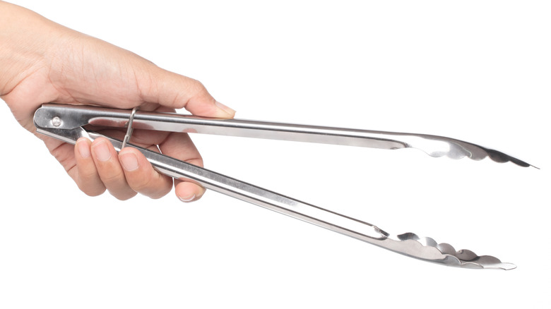 Kitchen tongs