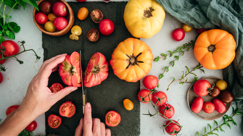 slicing whole heirloom tomatoes