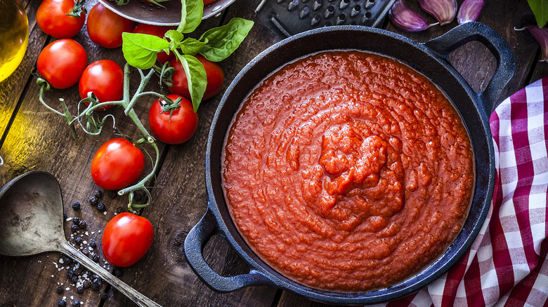bowl of marinara sauce 