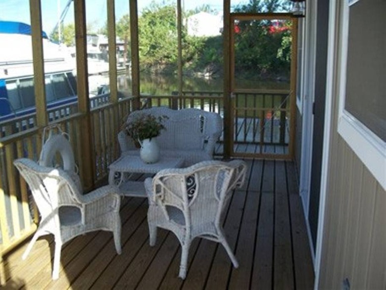 Iowa: Floating Cottage on the River (Sabula)