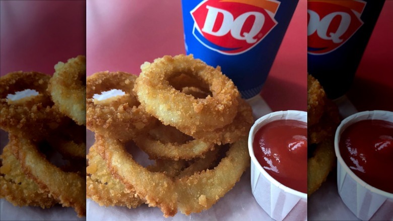 onion rings with ketchup