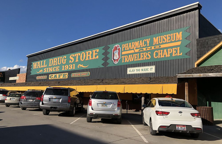 South Dakota: Western Art Gallery Restaurant at Wall Drug (Wall)