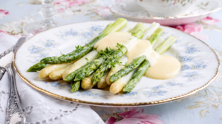 Asparagus with sauce on plate